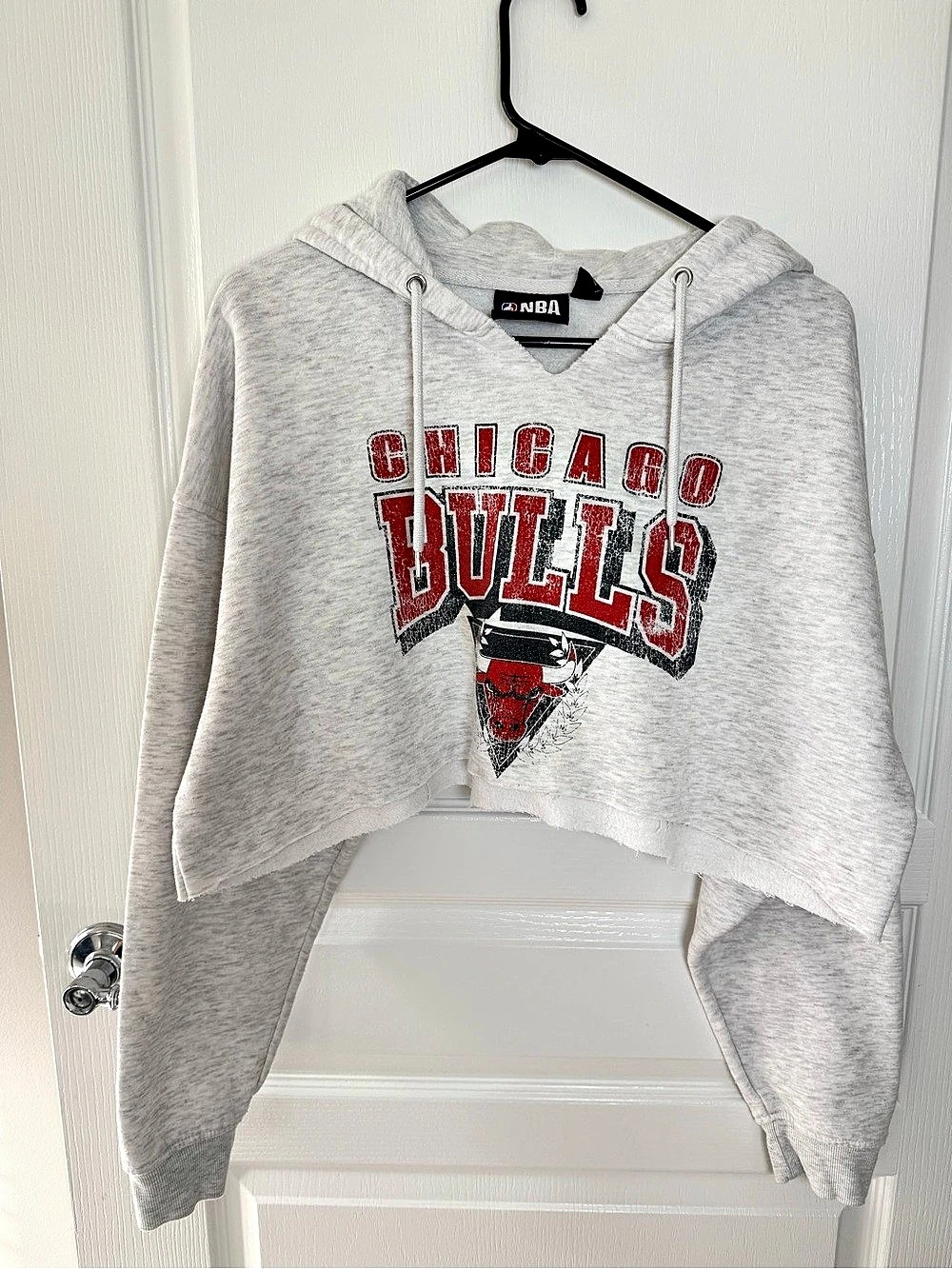 NBA Chicago Bulls Cropped Raw Hem Hoodie in Size Small